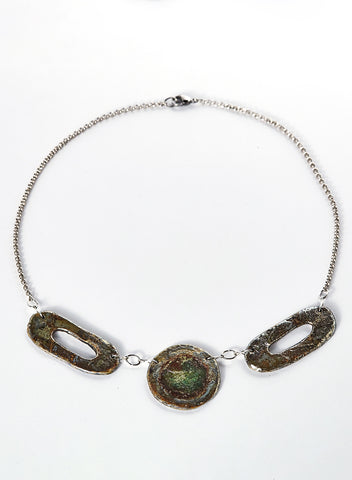 collana fatta a mano in ceramica raku con ciondoli ovali e tondi color argento e rame