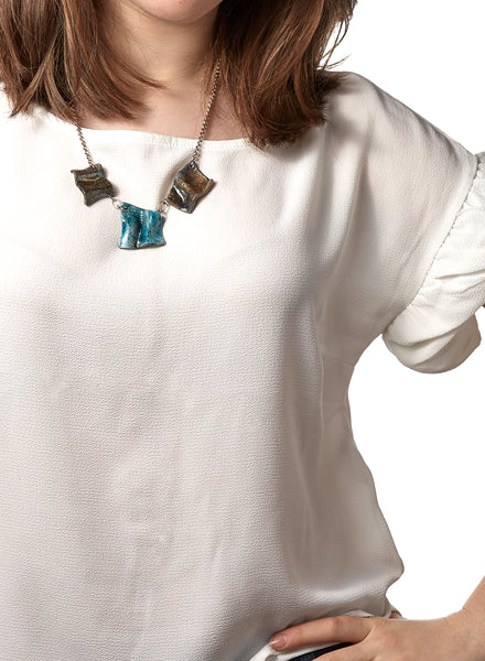 collana fatta a mano in ceramica raku color argento e azzurro