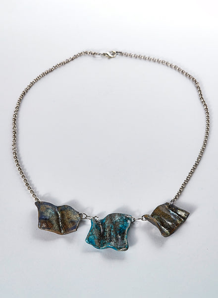 collana fatta a mano in ceramica raku color argento e azzurro