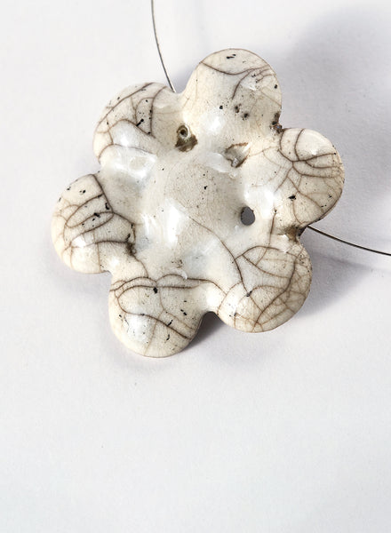 collana fatta a mano in ceramica Raku. Bianco crackle