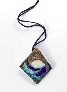 Collana fatta a mano in ceramica raku con cordoncino blu in alcantara