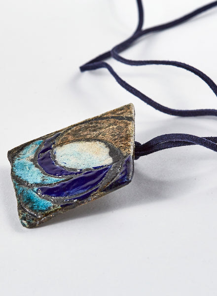 Collana fatta a mano in ceramica raku con cordoncino blu in alcantara