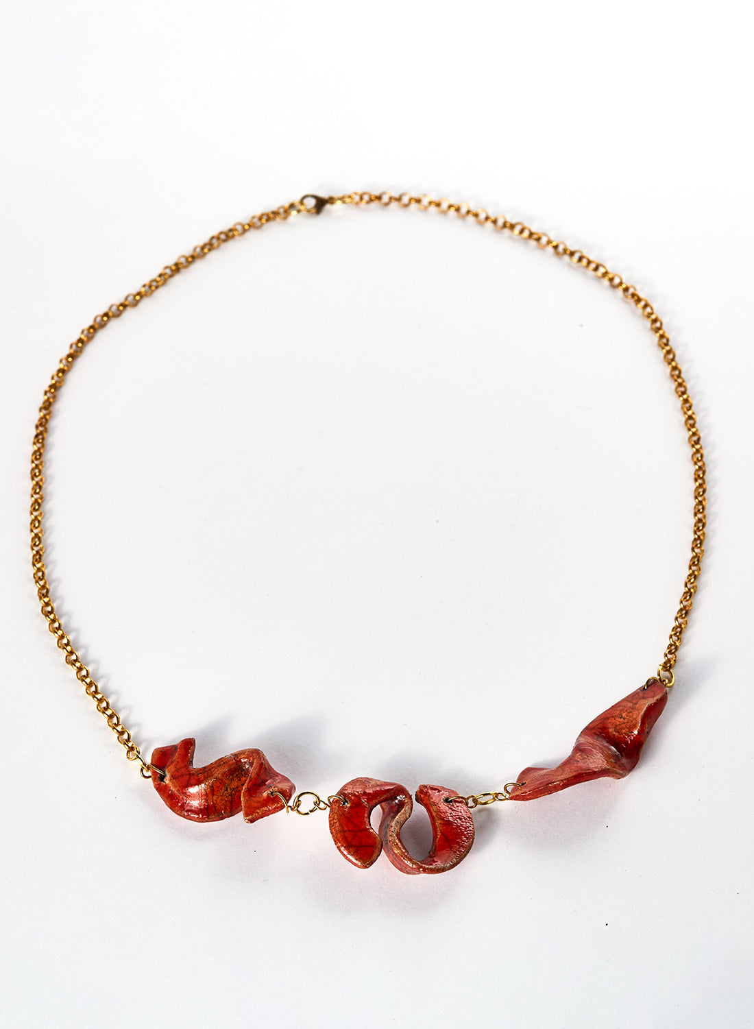 collana fatta a mano in ceramica raku e catena color rosso e oro