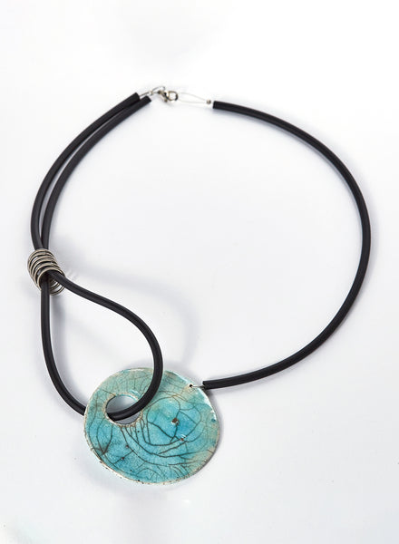collana fatta a mano in ceramica Raku. Azzurro craquelé e caucciù