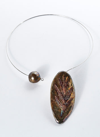 collana fatta a mano in ceramica raku. oro, rame e impronta di rosmarino