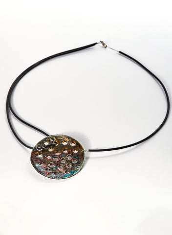 collana fatta a mano in ceramica Raku traforata