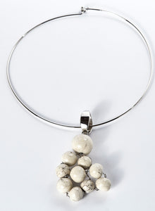 collana di perle bianco craquelé in ceramica raku e filo di acciaio