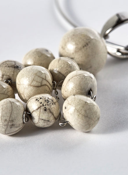 collana di perle bianco craquelé in ceramica raku e filo di acciaio