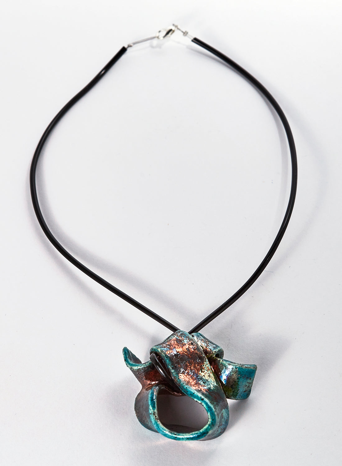 collana fatta a mano in ceramica Raku, e caucciù color azzurro ramato.