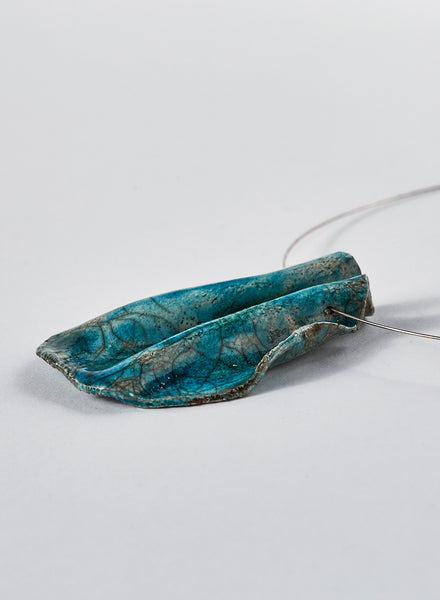 Collana azzurra fatta a mano in ceramica raku.