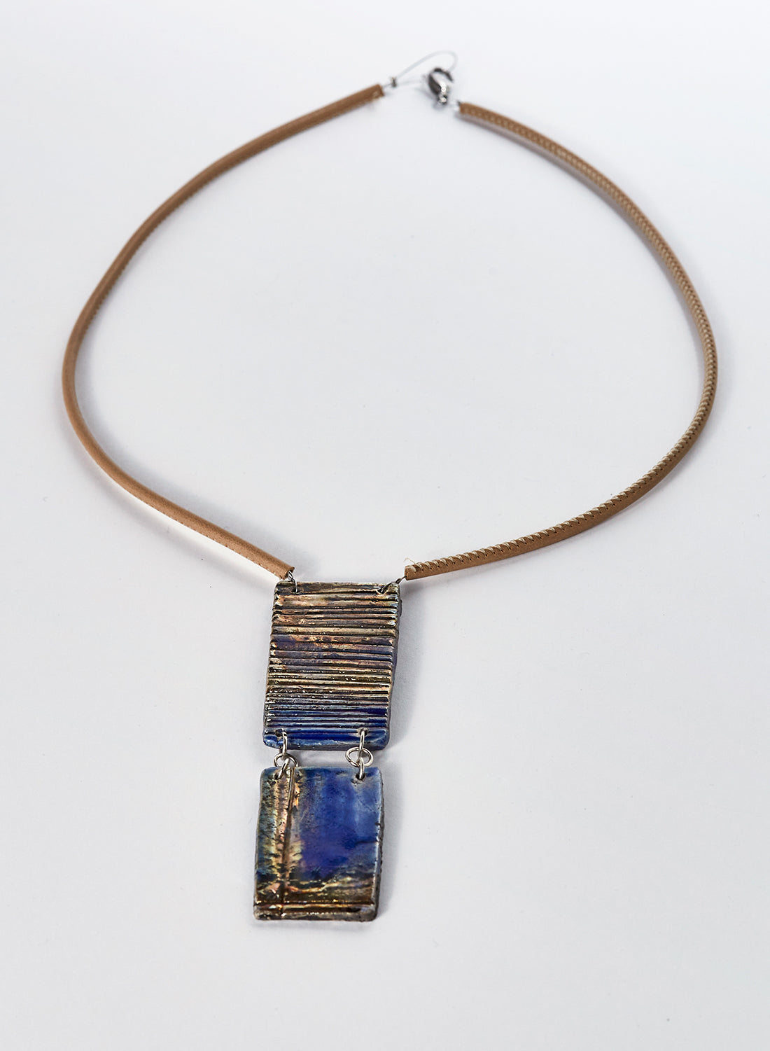 Collana con placche verticali oro e blu in ceramica raku