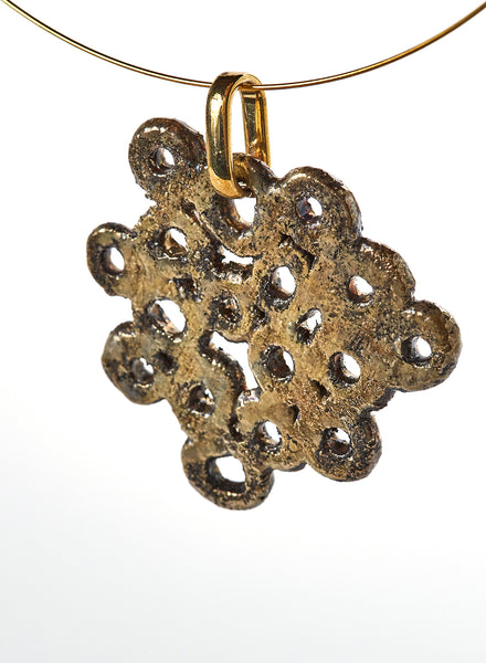 collana fatta a mano in ceramica raku e girocollo rigido in acciaio, color oro