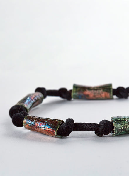 collana con tubolari in ceramica raku color rame e velluto nero