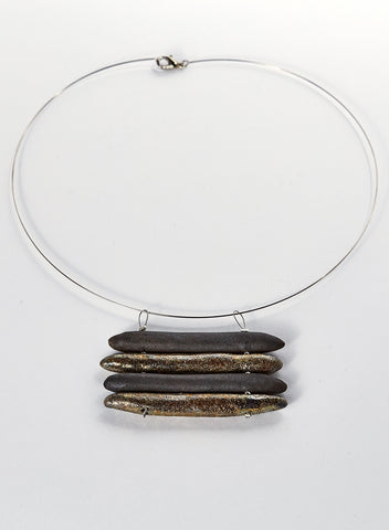 collana fatta a mano in ceramica Raku oro nero. linee parallele