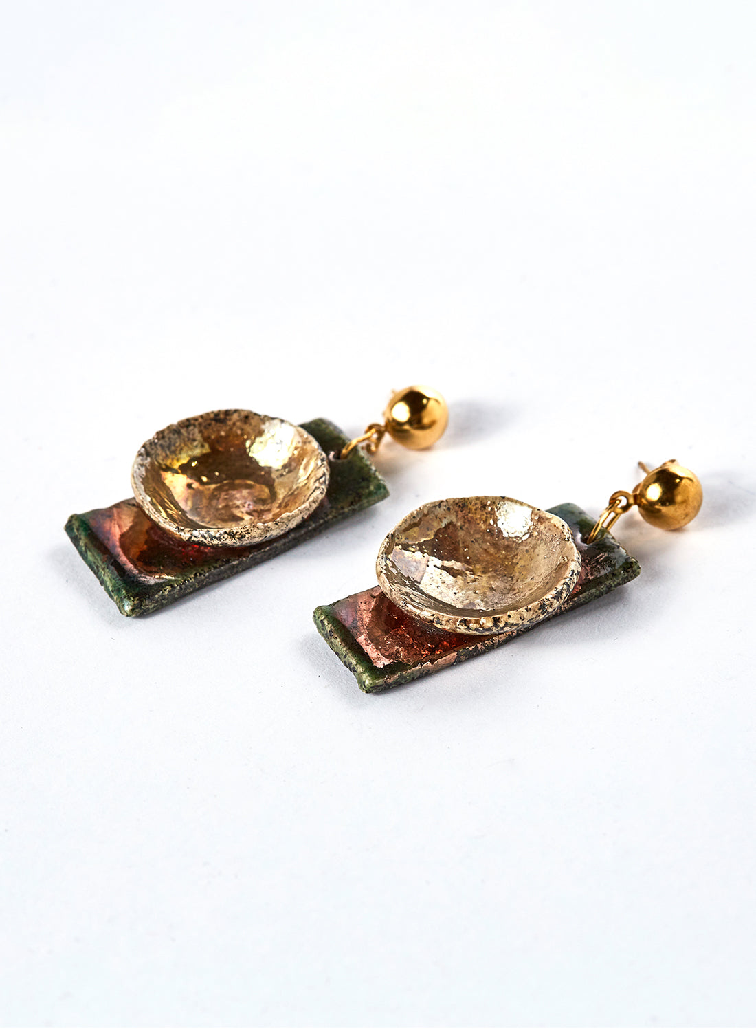 Orecchini fatti a mano in ceramica raku. rettangolo e disco colore oro