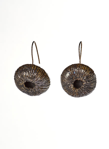 orecchini fatti a mano in ceramica raku. oro e nero