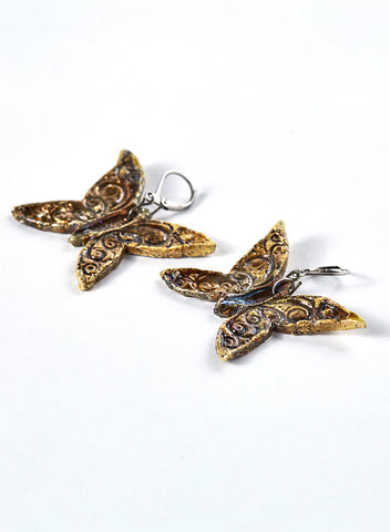 orecchini color oro fatti a mano in ceramica Raku a forma di farfalla
