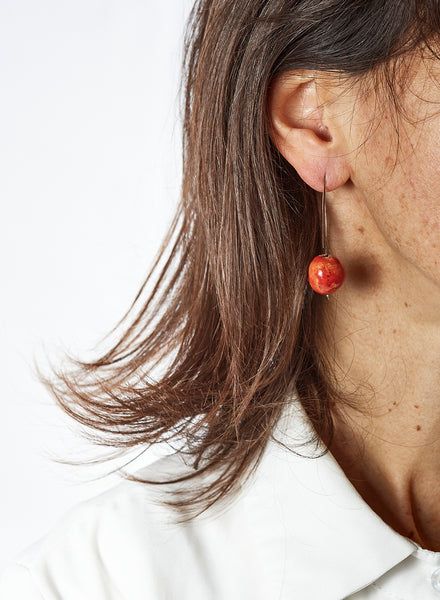 orecchini fatti a mano con perline rosse di ceramica raku