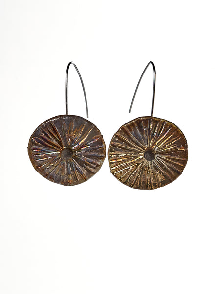 Orecchini pendenti fatti a mano in ceramica raku color oro a forma di ruota
