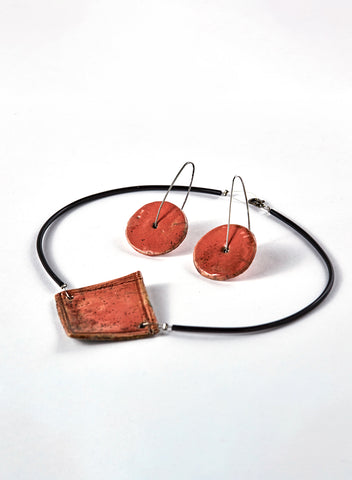 Parure rosa cipria, orecchini e collana fatti a mano in ceramica raku