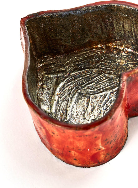 Portagioie Corazon fatto a mano in ceramica raku a forma di cuore, color rosso e oro.