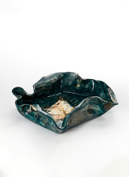 Portagioie Hojas fatto a mano in ceramica Raku  con impronta a forma di foglia di edera . Color verde e oro