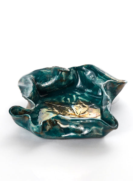 Portagioie Hojas fatto a mano in ceramica Raku  con impronta a forma di foglia di edera . Color verde e oro