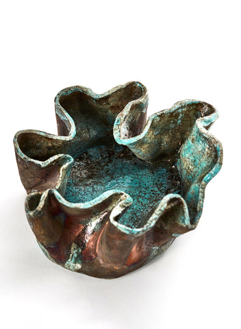 Portagioie  di forma irregolare fatto a mano in ceramica raku azzurro e mat