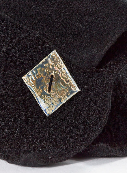 Scaldacollo in lana nera con bottone gioiello in ceramica raku