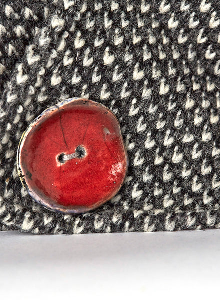 scaldacollo in lana con bottone gioiello rosso in ceramica raku
