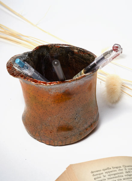 Vaso  fatto a mano in ceramica raku. colore onice all'interno e arancio ramato all'esterno