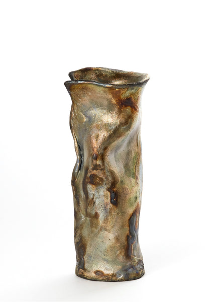 Vaso Portarosa fatto a mano in ceramica Raku lungo e sottile, di forma irregolare color oro.