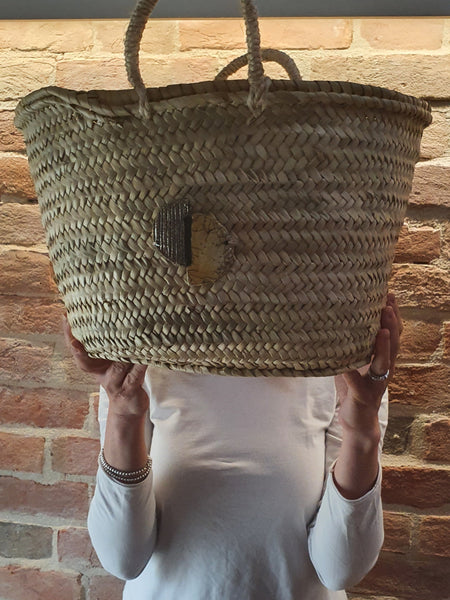 Borsa Media Luz, borsa in palma naturale con accessorio-gioiello fatto a mano in ceramica Raku a forma di due mezze lune che si guardano oro e giallo