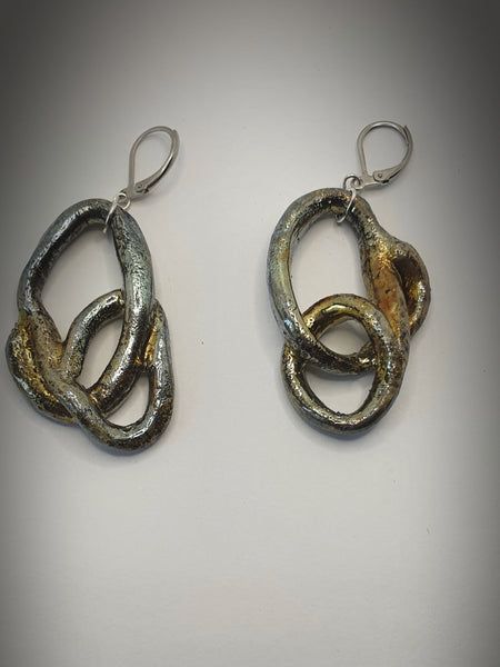 orecchini fatti a mano in ceramica raku. colore oro e forme morbide