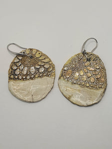 orecchini fatti a mano in ceramica raku. colore oro e bianco