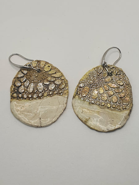 orecchini fatti a mano in ceramica raku. colore oro e bianco