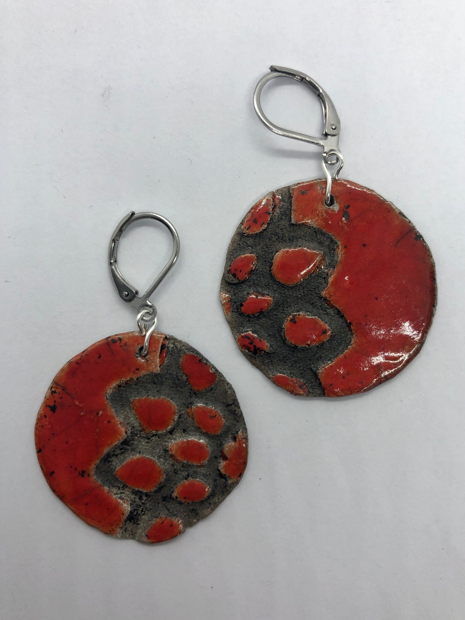 Orecchini fatti a mano in ceramica raku rosso e nero