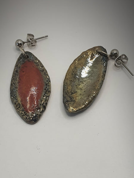 orecchini fatti a mano in ceramica raku a forma ovale colore rosa e argento