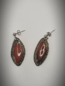 orecchini fatti a mano in ceramica raku a forma ovale colore rosa e argento