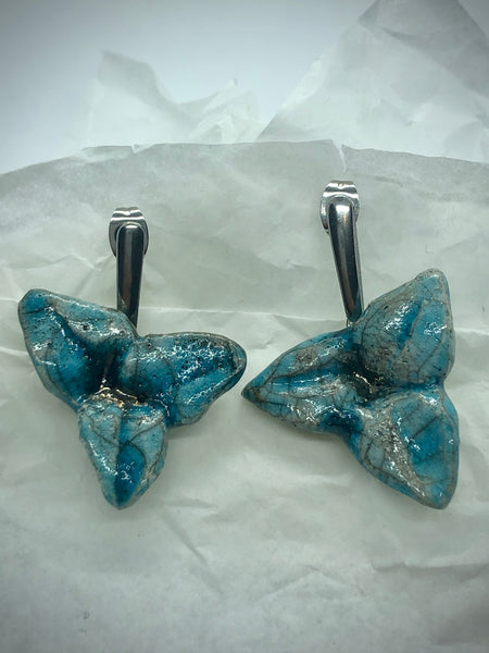 orecchini fatti a mano in ceramica Raku con fiore azzurro