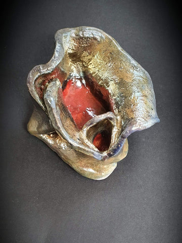 Portagioie fatto a mano in ceramica raku. Oro e rosso corallo