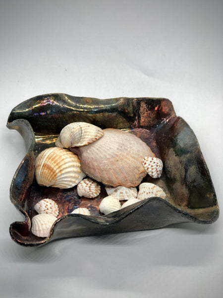 portagioie fatto a mano in ceramica raku. forme irregolari e colore rame e oro