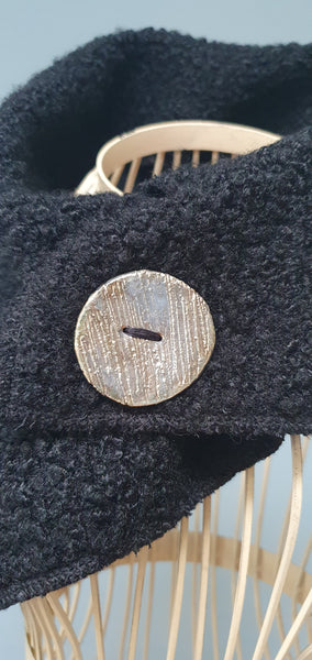 Scaldacollo in lana con bottone gioiello a forma luna in ceramica raku