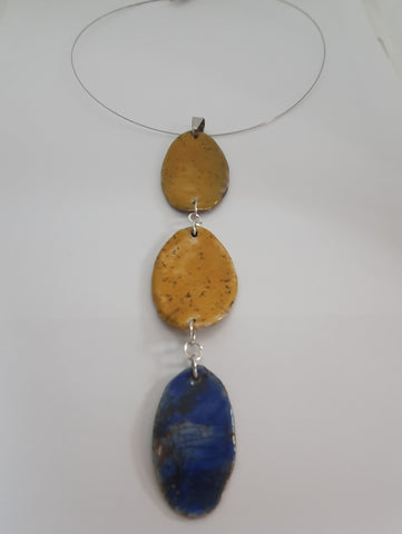 Collana con tre ciondoli in ceramica raku color giallo e blu